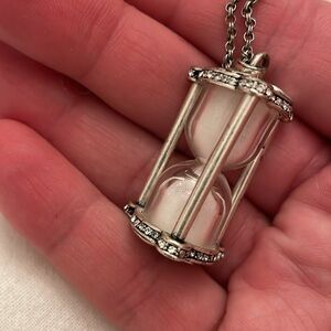 Vintage large hourglass necklace - works
